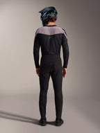 Kit MTB Alpinestars A-Supra Elite nero con maglia, pantaloni tecnici e casco integrale, vista posteriore.
