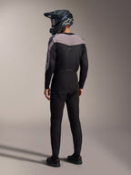 Kit MTB Alpinestars A-Supra Elite nero e grigio con maglia performance e pantaloni da gara coordinati visti dal retro.
