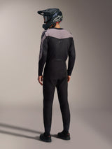 Kit MTB Alpinestars A-Supra Elite nero e grigio con maglia performance e pantaloni da gara coordinati visti dal retro.