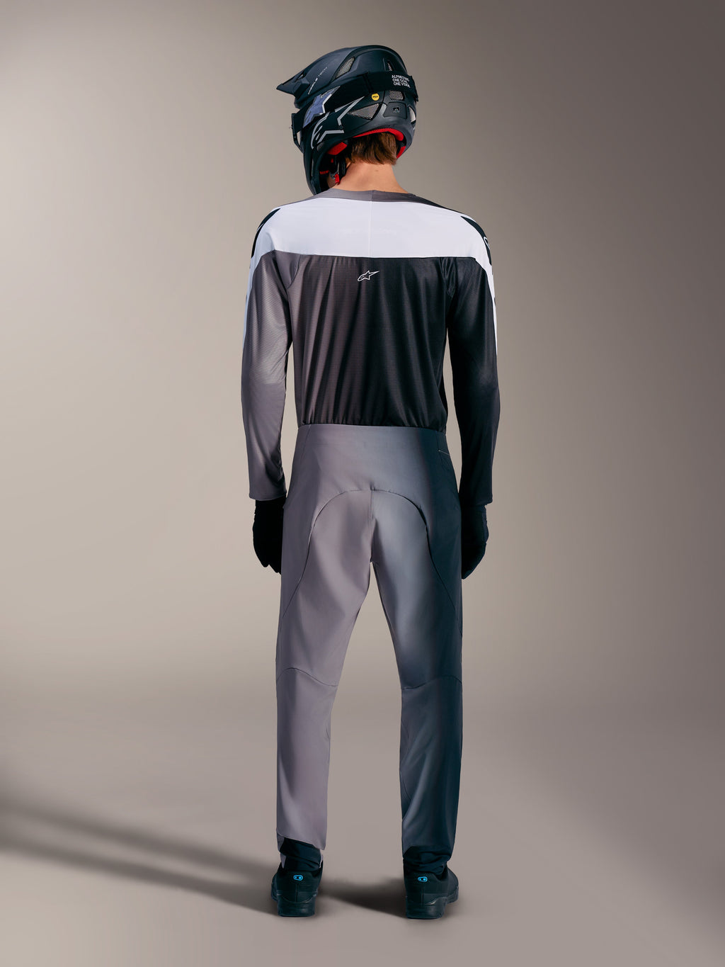 Vista posteriore di maglia e pantaloni A-Supra Elite in grigio sfumato, con tessuti MTB premium e logo Astars.