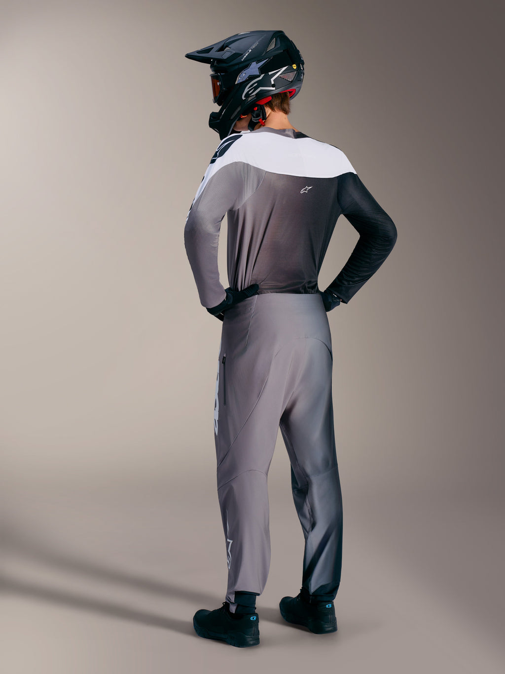Pantaloni A-Supra Elite Gray Fade, vista posteriore di abbigliamento MTB tecnico con vestibilità atletica.