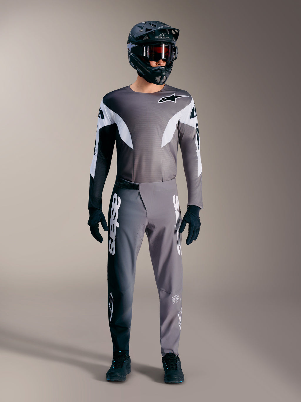 Completo MTB Alpinestars A-Supra Elite grigio sfumato, con maglia e pantaloni performance e loghi bianchi.