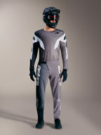 Completo MTB Alpinestars A-Supra Elite grigio sfumato, con maglia e pantaloni performance e loghi bianchi.