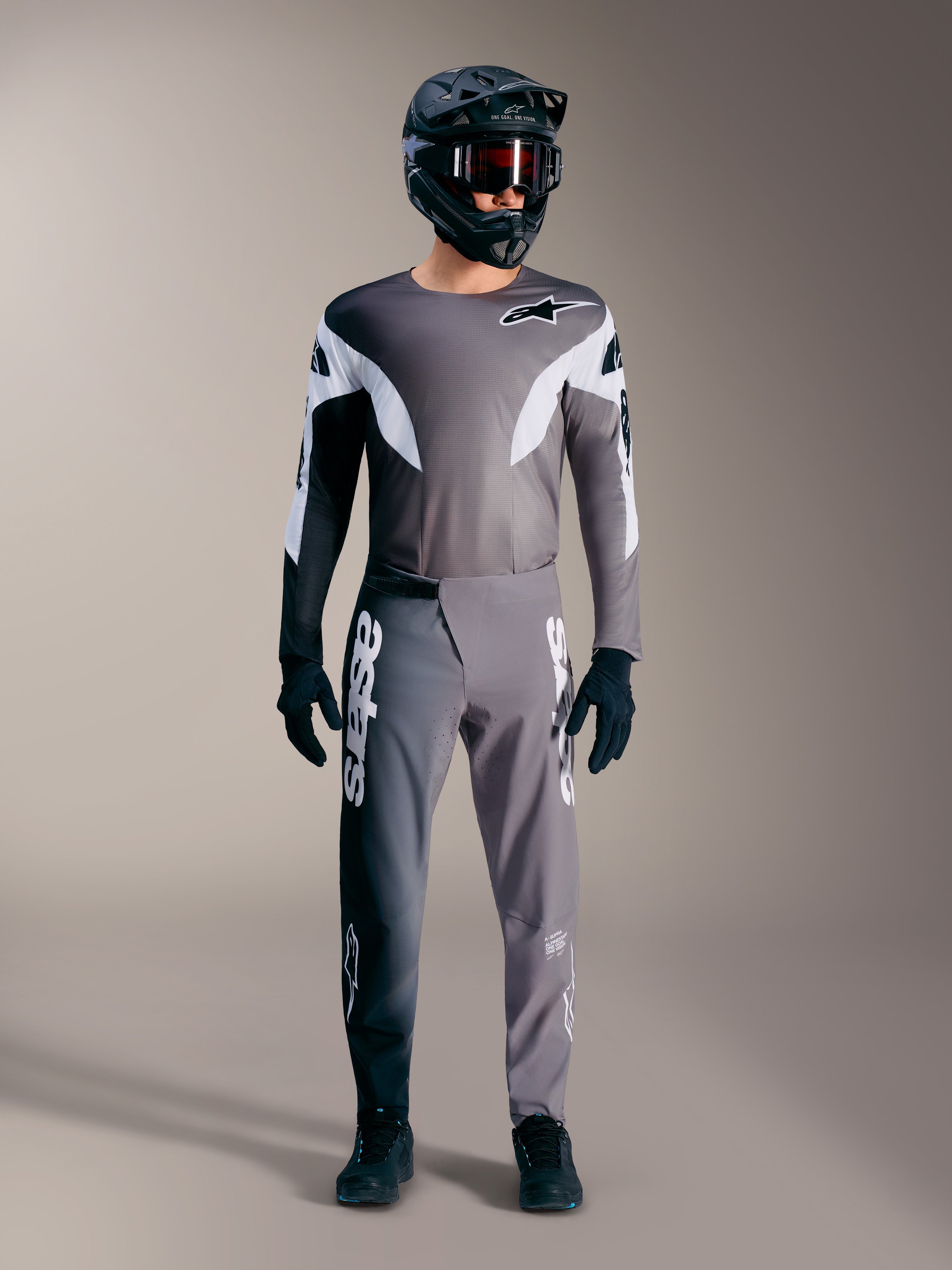 Completo MTB Alpinestars A-Supra Elite grigio sfumato, con maglia e pantaloni performance e loghi bianchi.
