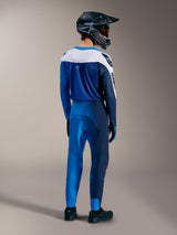 Completo MTB A-Supra Elite in Faded Bright Blue, maglia e pantaloni con casco integrale, vista posteriore.