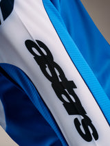 Alpinestars A-Supra Elite Maglia, dettaglio logo ASTARS nero su pannello bianco e tessuto tecnico blu brillante.