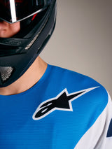 A-Supra Elite Maglia in Faded Bright Blue con logo Alpinestars sulla spalla e casco integrale da MTB.