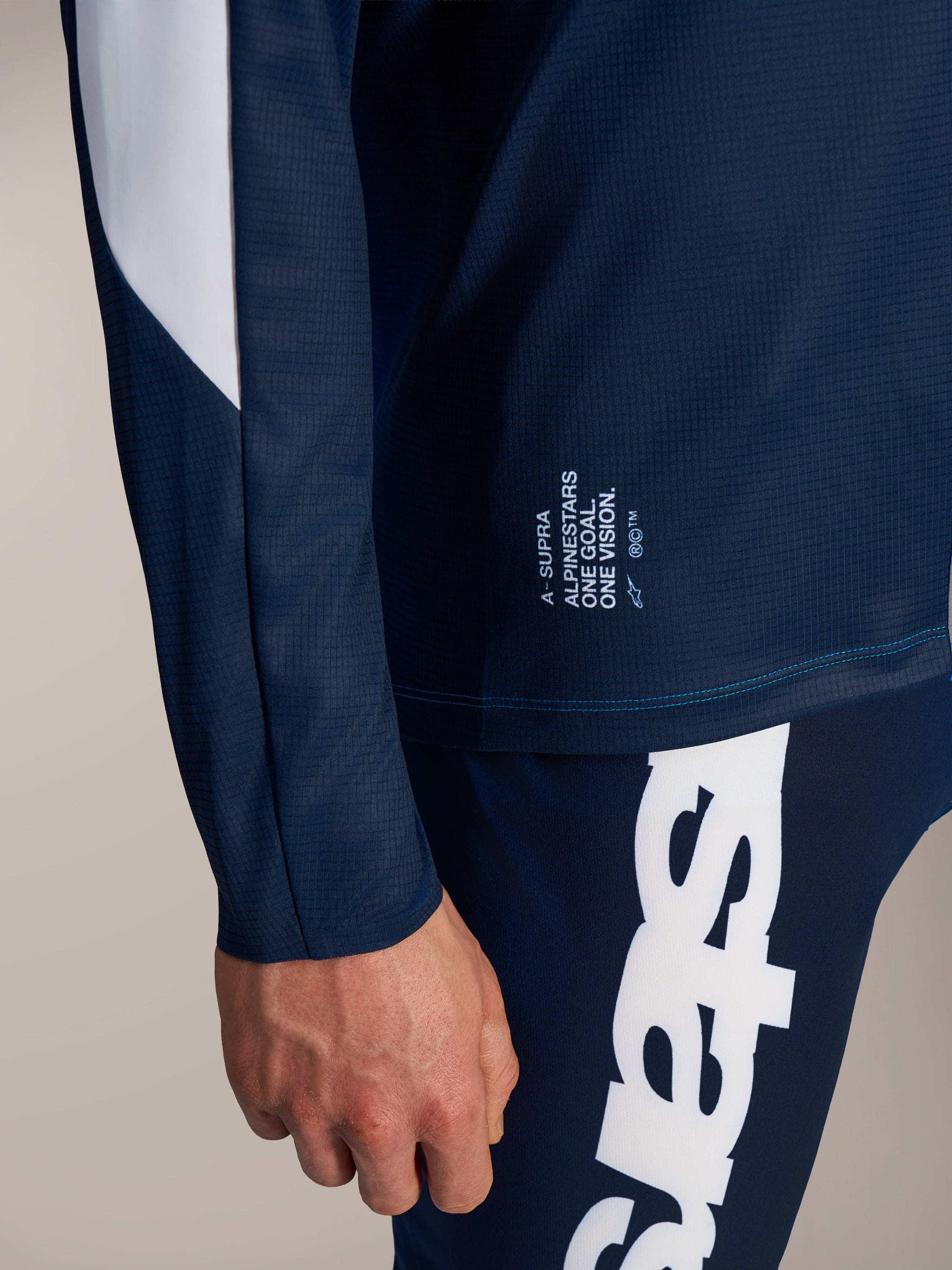 Alpinestars A-Supra Elite Maglia in Faded Bright Blue, tessuto microforato MTB e slogan One Goal One Vision.