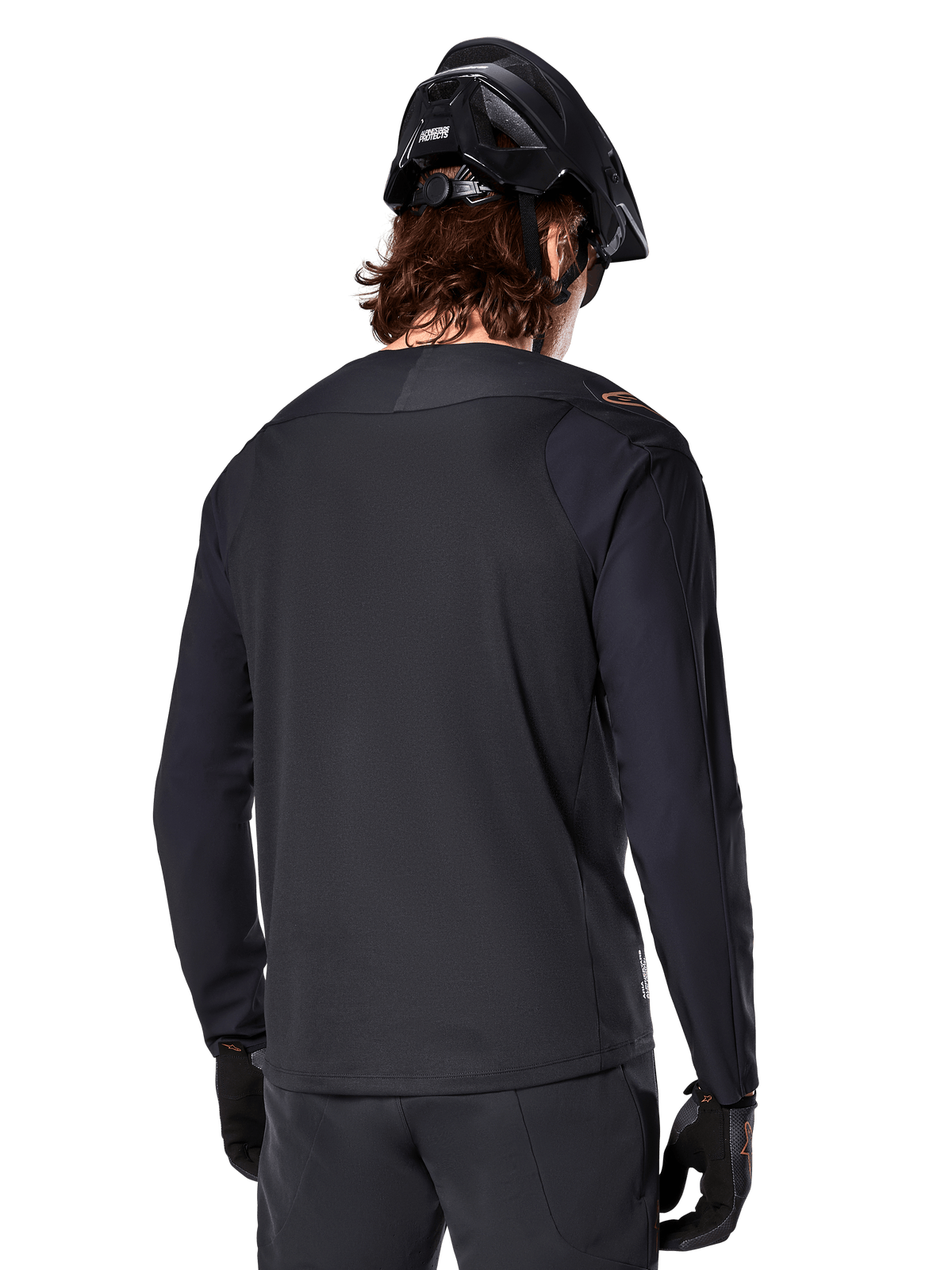 Alpinestars Maglia A-Aria Polartec Switch a maniche lunghe, nero, vista posteriore, indossata con casco e guanti da MTB neri, con design a coda lunga per prestazioni fuoristrada
