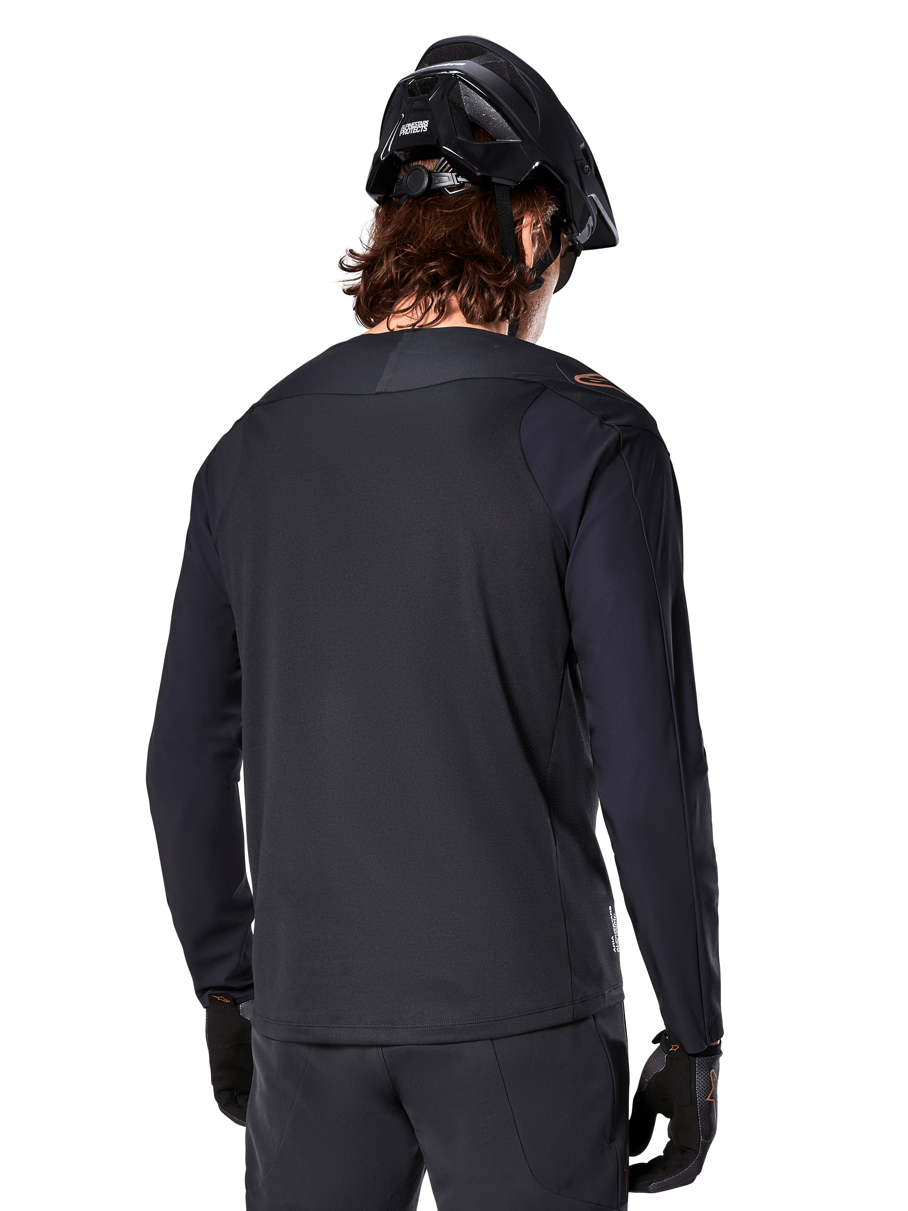 Alpinestars Maglia A-Aria Polartec Switch a maniche lunghe, nero, vista posteriore, indossata con casco e guanti da MTB neri, con design a coda lunga per prestazioni fuoristrada