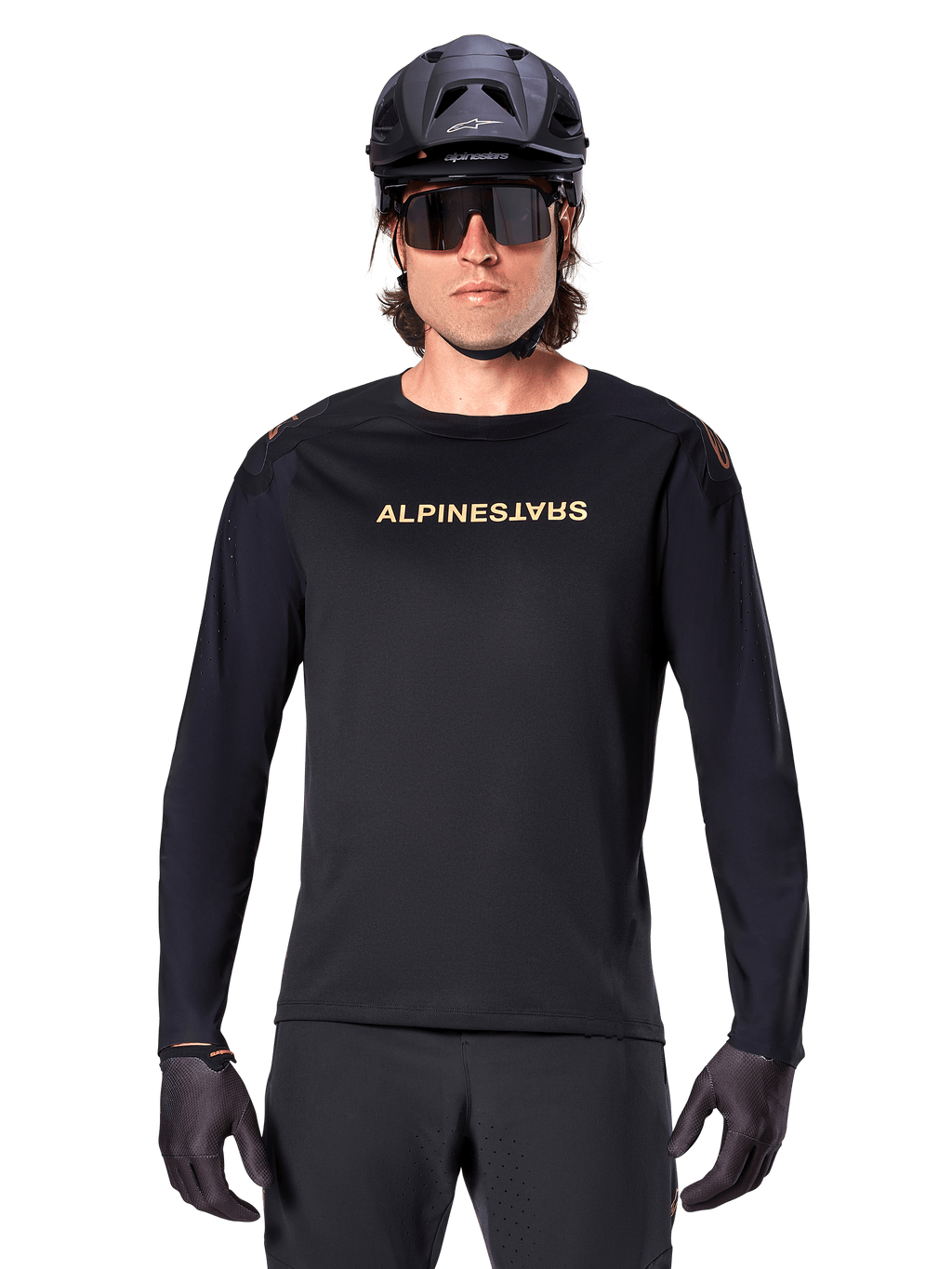 Maglia a maniche lunghe Alpinestars A-Aria Polartec Switch, nero, logo Alpinestars dorato sul petto, indossata con un casco da MTB nero, occhiali da sole scuri e guanti neri, abbigliamento professionale da trail per mountain bike