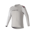 Alpinestars A-Aria Polartec Switch Jersey - Long Sleeve, maglia da mountain bike grigio chiaro con logo nero sul petto, dettagli rossi e neri sulle spalle e maniche traforate al laser per la ventilazione