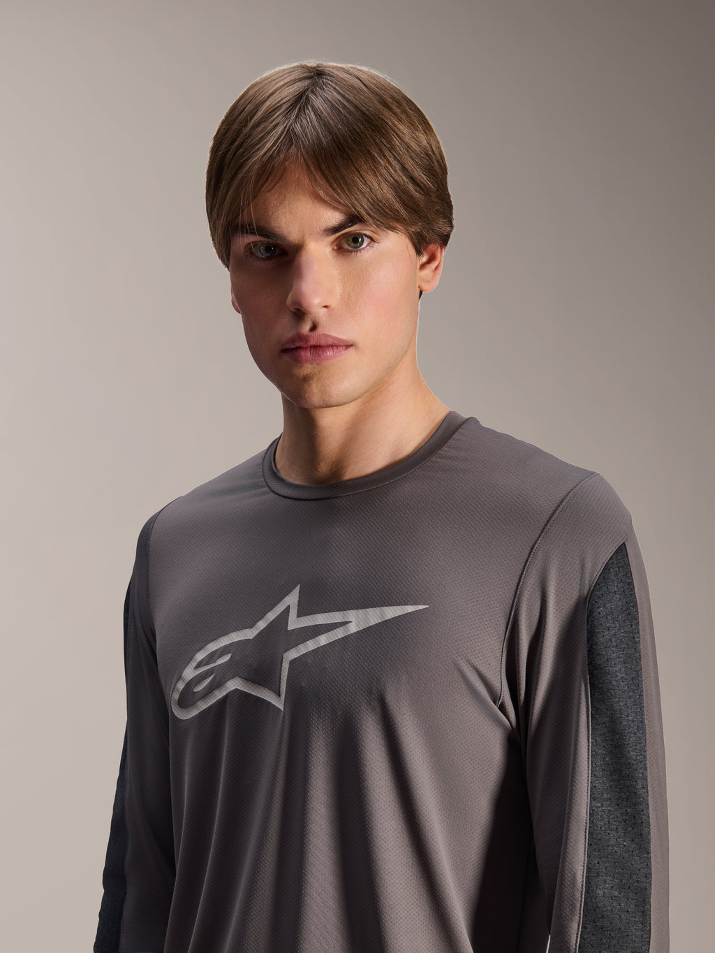 Alpinestars A-Dura Insert Astar Jersey, maglia MTB a maniche lunghe, grigio scuro, con logo Astar grigio chiaro sul petto e inserti a contrasto sulle maniche in grigio scuro, abbigliamento tecnico per ciclismo fuoristrada
