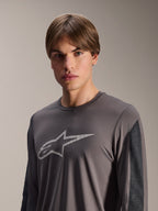 Alpinestars A-Dura Insert Astar Jersey, maglia MTB a maniche lunghe, grigio scuro, con logo Astar grigio chiaro sul petto e inserti a contrasto sulle maniche in grigio scuro, abbigliamento tecnico per ciclismo fuoristrada