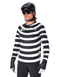 Alpinestars A-Aria Oscar Jersey a maniche lunghe, maglia da ciclismo MTB, a righe orizzontali bianche e nere, indossata con casco nero e occhiali da sole, con logo Alpinestars sul petto, abbigliamento tecnico per mountain bike