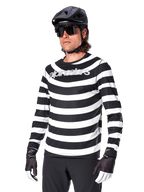 Alpinestars A-Aria Oscar Jersey a maniche lunghe, maglia da ciclismo MTB, a righe orizzontali bianche e nere, indossata con casco nero e occhiali da sole, con logo Alpinestars sul petto, abbigliamento tecnico per mountain bike