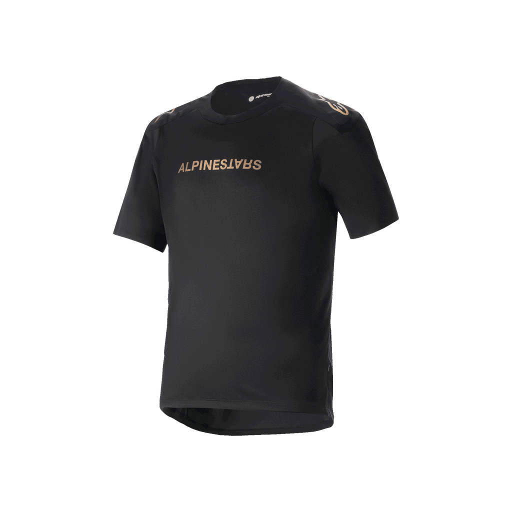 Alpinestars Maglia A-Aria Polartec Switch a maniche corte, maglia da mountain bike nera, marchio Alpinestars color bronzo su petto e spalle, tessuto tecnico traspirante, vestibilità performante con coda più lunga