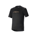Alpinestars Maglia A-Aria Polartec Switch a maniche corte, maglia da mountain bike nera, marchio Alpinestars color bronzo su petto e spalle, tessuto tecnico traspirante, vestibilità performante con coda più lunga