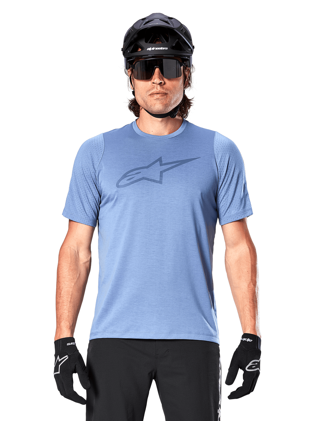 Mountain biker uomo con maglia a maniche corte Alpinestars A-Dura Dri Astar in Infinity Blue, caratterizzata da un logo discreto sul petto e pannelli in mesh, abbinata a casco nero, occhiali da sole e guanti neri per un completo tecnico da ciclismo.