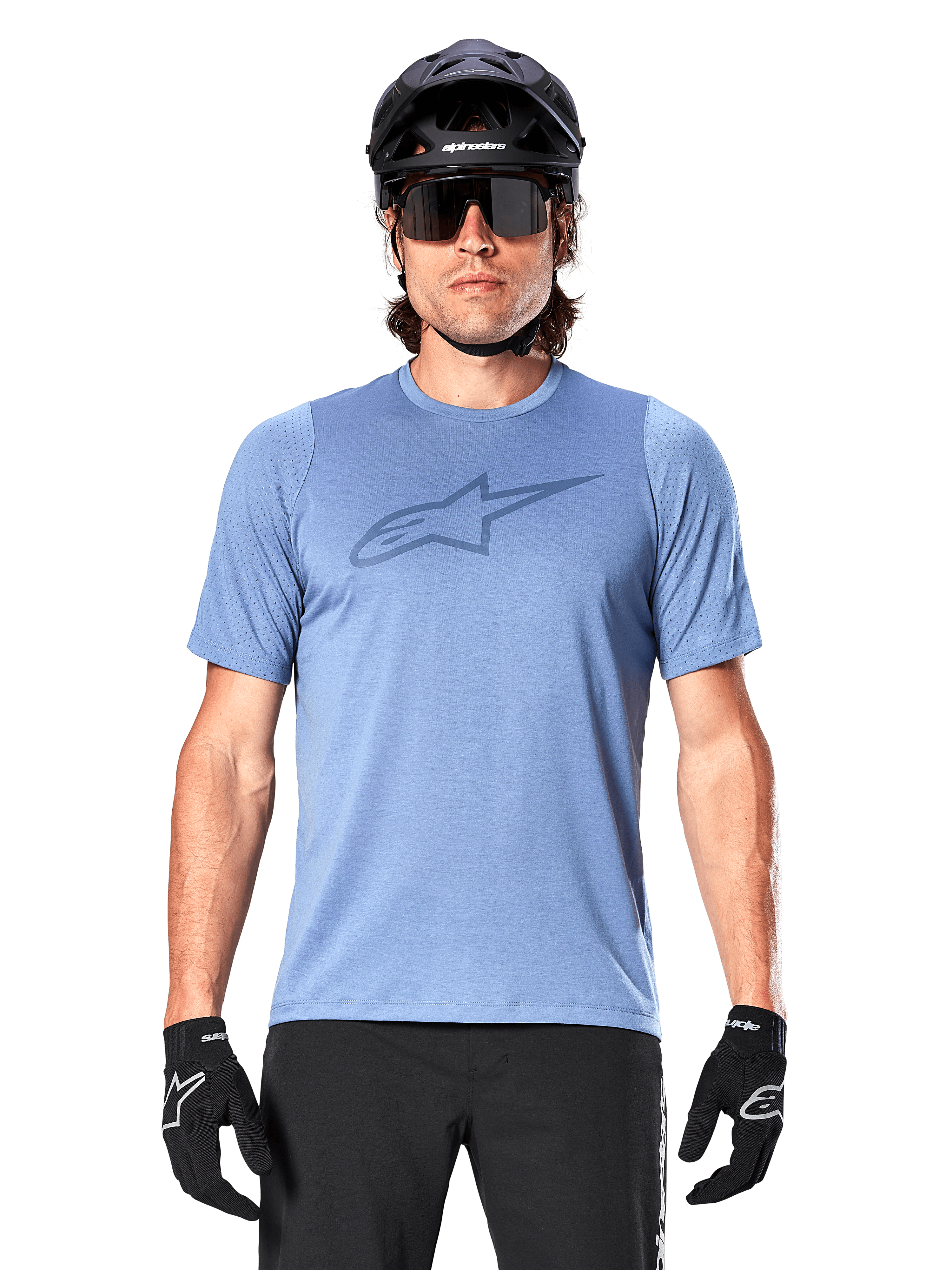Mountain biker uomo con maglia a maniche corte Alpinestars A-Dura Dri Astar in Infinity Blue, caratterizzata da un logo discreto sul petto e pannelli in mesh, abbinata a casco nero, occhiali da sole e guanti neri per un completo tecnico da ciclismo.