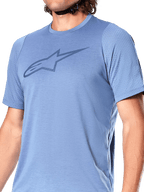 Maglia a maniche corte Alpinestars A-Dura Dri Astar, Infinity Blue, con logo Alpinestars Astar blu scuro sul petto, pannelli in mesh traspirante sulle maniche, abbigliamento tecnico da ciclismo MTB