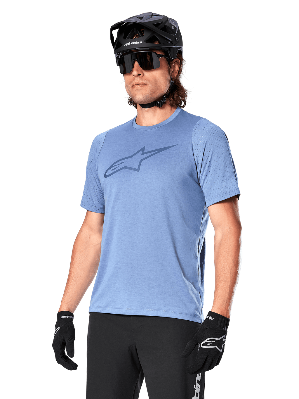Alpinestars A-Dura Dri Astar Jersey a maniche corte, Infinity Blue, maglia da mountain bike con ventilazione in mesh sulle maniche e grande logo sul petto, indossata con casco nero, occhiali da sole e guanti, abbigliamento tecnico per prestazioni MTB