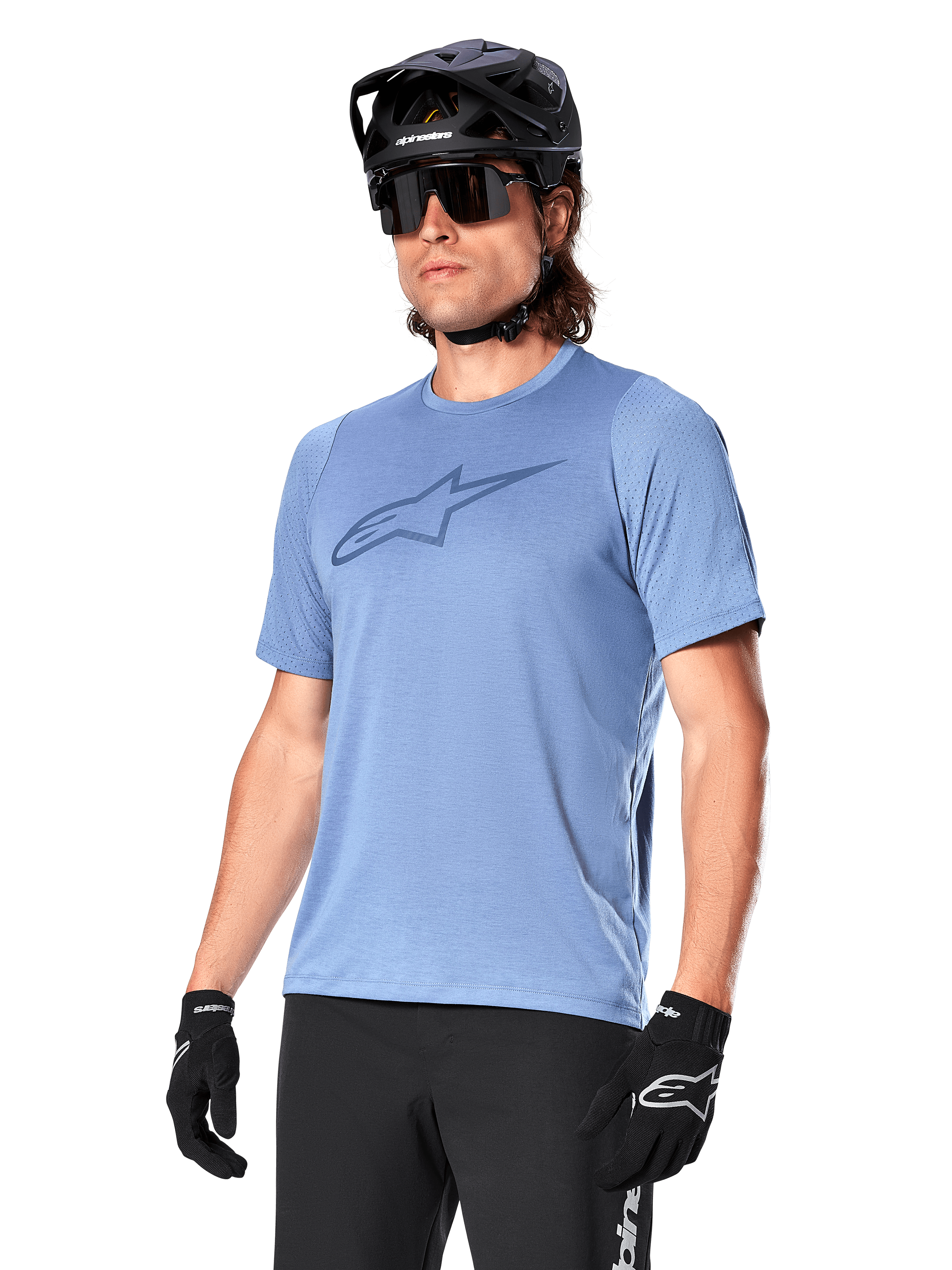 Alpinestars A-Dura Dri Astar Jersey a maniche corte, Infinity Blue, maglia da mountain bike con ventilazione in mesh sulle maniche e grande logo sul petto, indossata con casco nero, occhiali da sole e guanti, abbigliamento tecnico per prestazioni MTB