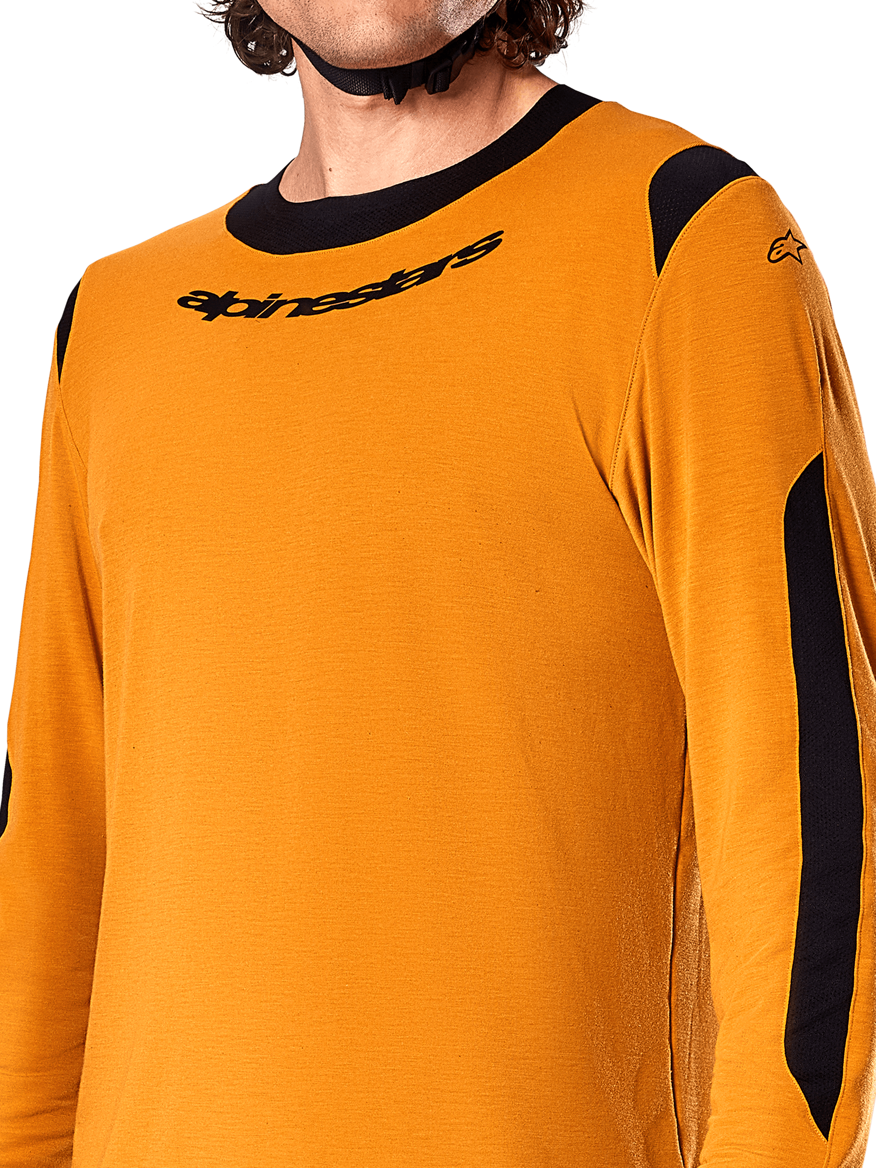 Maglia a maniche lunghe Alpinestars A-Dura Dri Wool, Dark Gold, primo piano del colletto a girocollo nero con logo e dei pannelli di ventilazione in rete nera su spalle e braccia, abbigliamento da mountain bike ad alte prestazioni