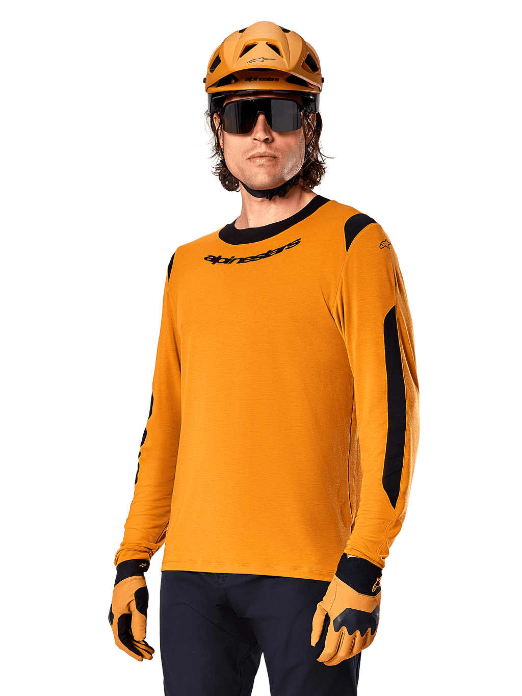 Alpinestars A-Dura Dri Wool Jersey a maniche lunghe, maglia da MTB mountain bike, oro scuro e nero, con misto lana merino traspirante e pannelli in rete, ciclista con casco, occhiali da sole e guanti coordinati