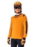 Alpinestars A-Dura Dri Wool Jersey a maniche lunghe, maglia da MTB mountain bike, oro scuro e nero, con misto lana merino traspirante e pannelli in rete, ciclista con casco, occhiali da sole e guanti coordinati