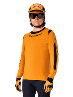 Alpinestars A-Dura Dri Wool Jersey a maniche lunghe, maglia da MTB mountain bike, oro scuro e nero, con misto lana merino traspirante e pannelli in rete, ciclista con casco, occhiali da sole e guanti coordinati
