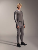 Alpinestars A-Dura Elite Pants, pantaloni da mountain bike, grigio scuro, indossati con maglia coordinata a maniche lunghe e scarpe nere, dotati di chiusura anteriore a cricchetto e tessuto Cordura resistente per trail ed enduro