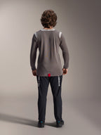 Pantaloni Alpinestars A-Dura Elite e maglia a maniche lunghe A-Dura Dri Wool, pantaloni neri con branding bianco, maglia tecnica grigia, vista posteriore dell'outfit da mountain bike, abbigliamento da ciclismo fuoristrada resistente