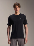 Alpinestars A-Dura Dri Wool Short Sleeve Jersey, maglia da ciclismo a maniche corte, nero, indossata da un modello, piccolo logo Alpinestars bianco sul petto, abbigliamento tecnico per trail MTB in tessuto di lana drirelease® traspirante