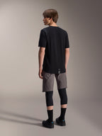 Maglia a maniche corte Alpinestars A-Dura Dri Wool e pantaloncini A-Dura Elite, abbigliamento da mountain bike nero e grigio scuro, indossati con ginocchiere e calze nere, vista posteriore dell'abbigliamento tecnico per prestazioni off-road
