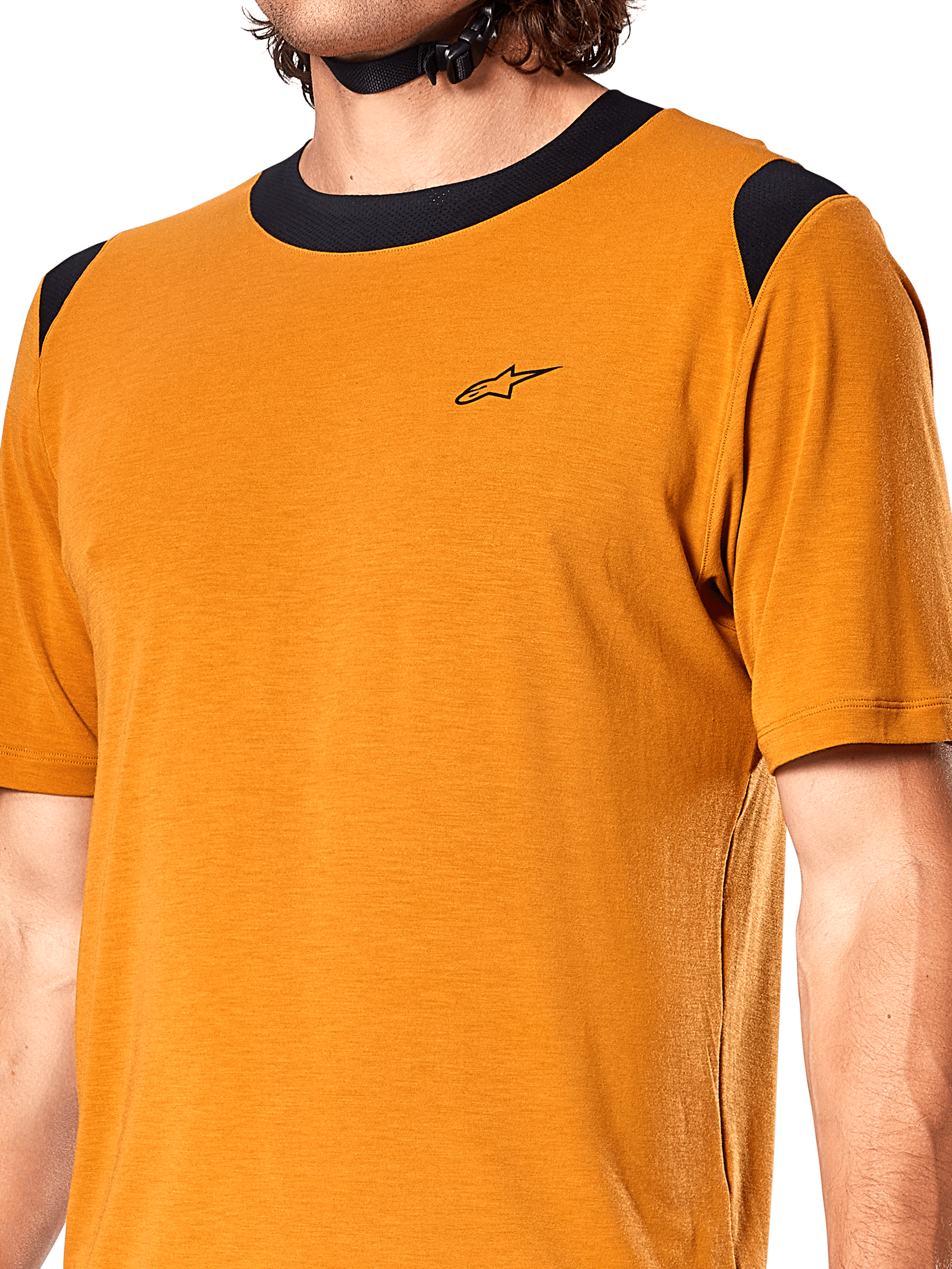 Maglia Alpinestars A-Dura Dri Wool, maglia da ciclismo a maniche corte, oro scuro, colletto e pannelli sulle spalle in rete nera, piccolo logo nero sul petto, vista frontale ravvicinata