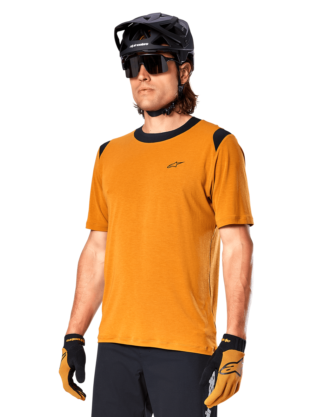 Alpinestars A-Dura Dri Wool Jersey - Short Sleeve, maglia da ciclismo MTB, oro scuro con dettagli neri, maglia tecnica a maniche corte in misto lana con inserti neri sulle spalle, indossata con casco da mountain bike nero e guanti coordinati