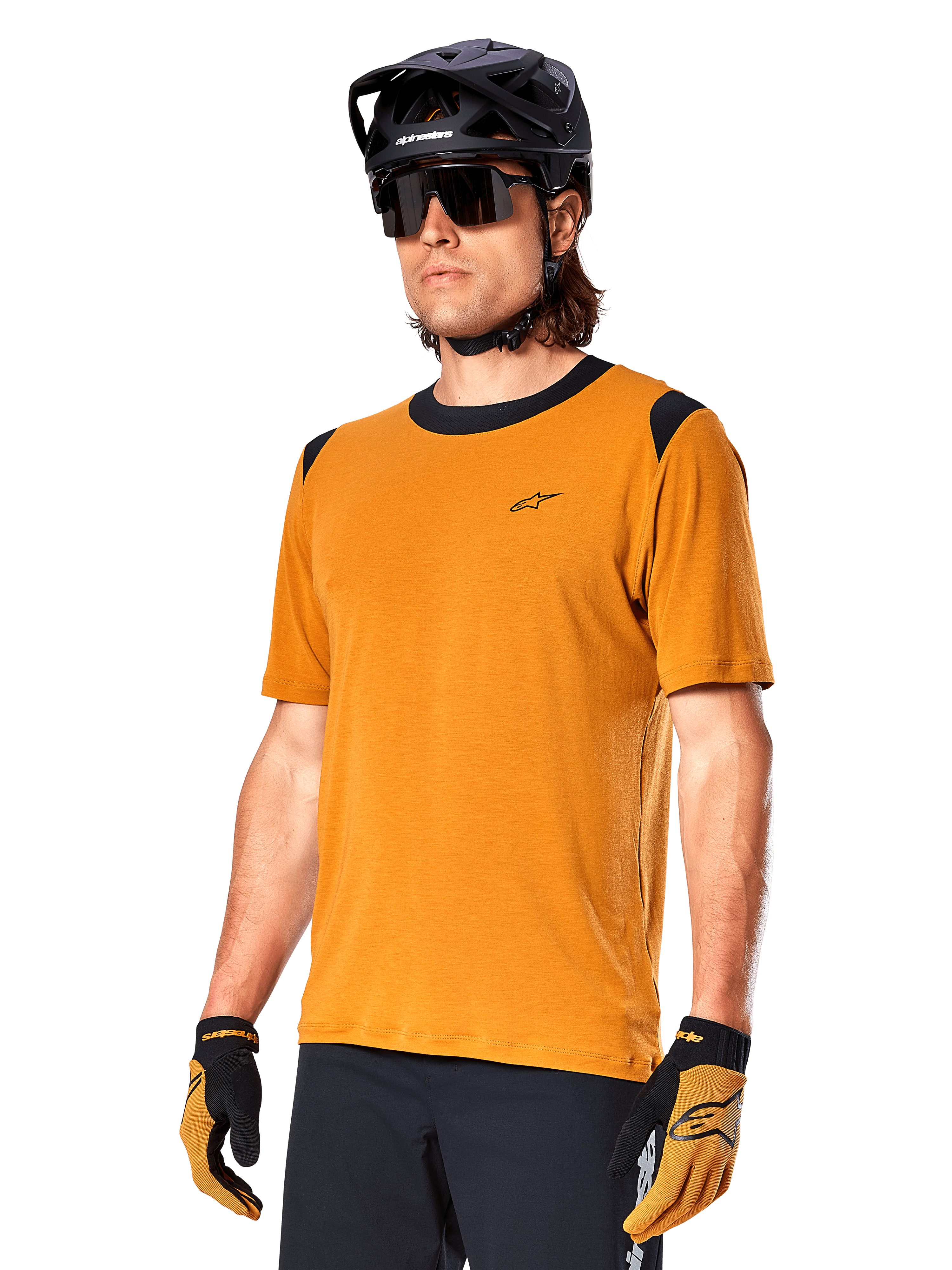 Alpinestars A-Dura Dri Wool Jersey - Short Sleeve, maglia da ciclismo MTB, oro scuro con dettagli neri, maglia tecnica a maniche corte in misto lana con inserti neri sulle spalle, indossata con casco da mountain bike nero e guanti coordinati