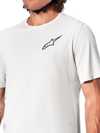Alpinestars A-Aria Astar Jersey, maglia da ciclismo a maniche corte, White Dove, vista ravvicinata con logo Astar nero sul petto, materiale in poliestere testurizzato traspirante, vestibilità performante leggera per mountain bike