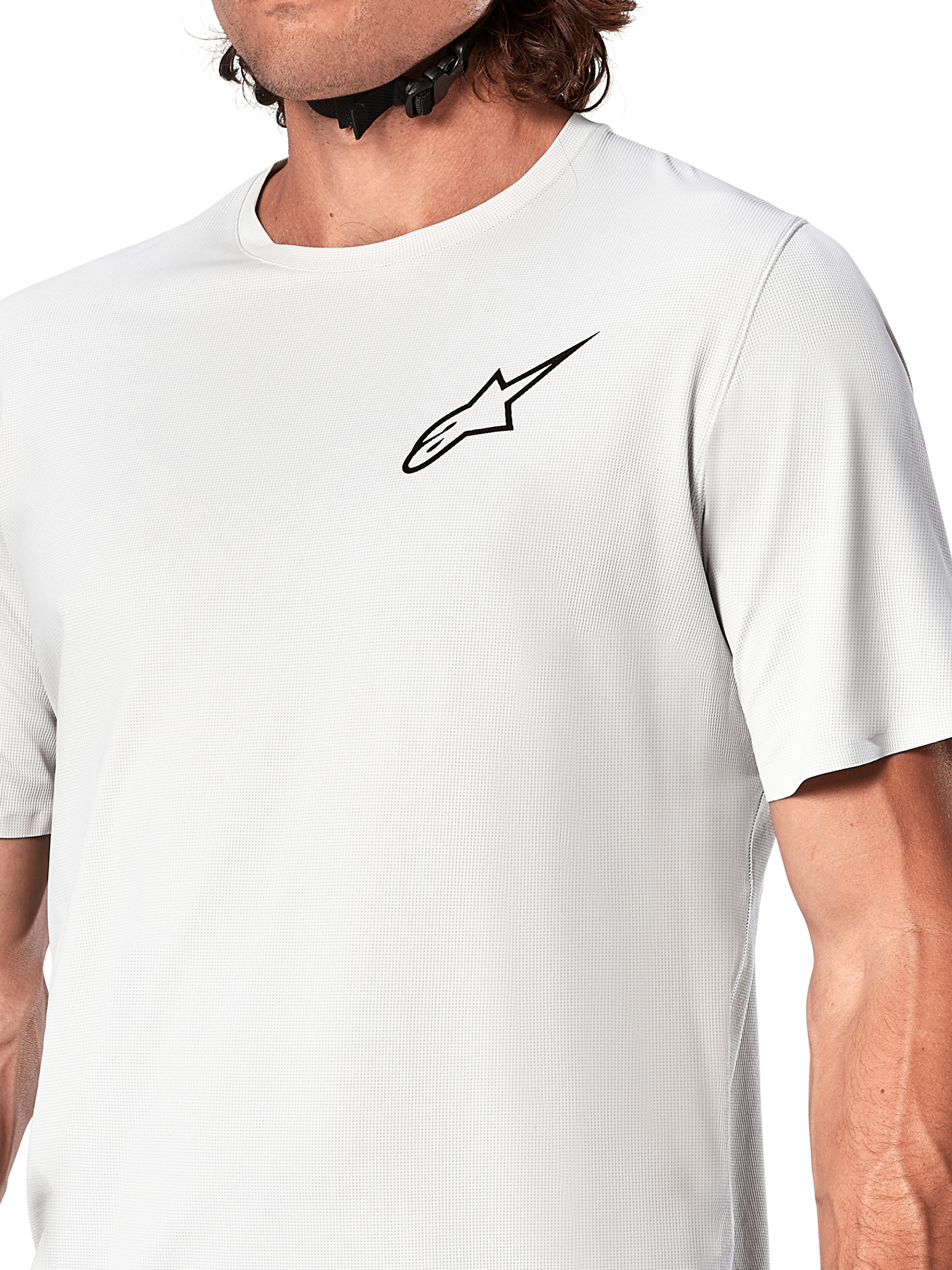 Alpinestars A-Aria Astar Jersey, maglia da ciclismo a maniche corte, White Dove, vista ravvicinata con logo Astar nero sul petto, materiale in poliestere testurizzato traspirante, vestibilità performante leggera per mountain bike