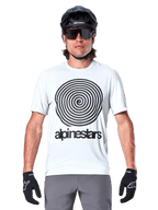 Maglia a maniche corte Alpinestars A-Dura Oscar, colore White Dove, con grande grafica vintage a spirale Oscar nera e scritta alpinestars sul petto, indossata da un modello con casco da MTB nero, occhiali da sole e guanti neri, stile cycling heritage.