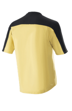 Alpinestars Drop Meta Jersey - Maniche corte, maglia da mountain bike, oro con sprone sulle spalle e pannelli sulle maniche neri, vista posteriore, coda allungata per maggiore copertura, materiale in rete leggera.
