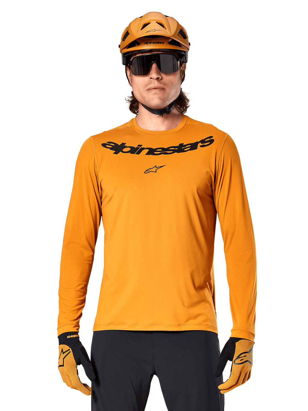 Maglia Alpinestars A-Dura Rocker a maniche lunghe in Dark Gold, con logo wordmark nero sul petto, indossata con casco e guanti coordinati color oro per prestazioni in mountain bike.