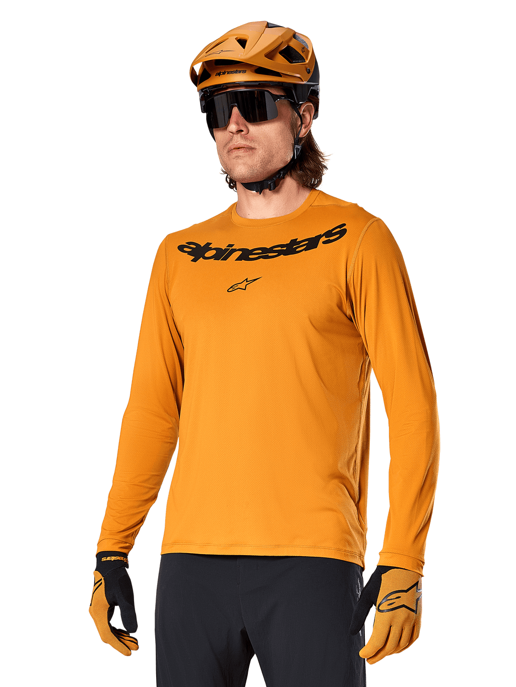 Alpinestars A-Dura Rocker Jersey a maniche lunghe, maglia da mountain bike MTB, Dark Gold, persona che indossa la maglia con casco e guanti coordinati, look sportivo coordinato con marchio Alpinestars sul petto