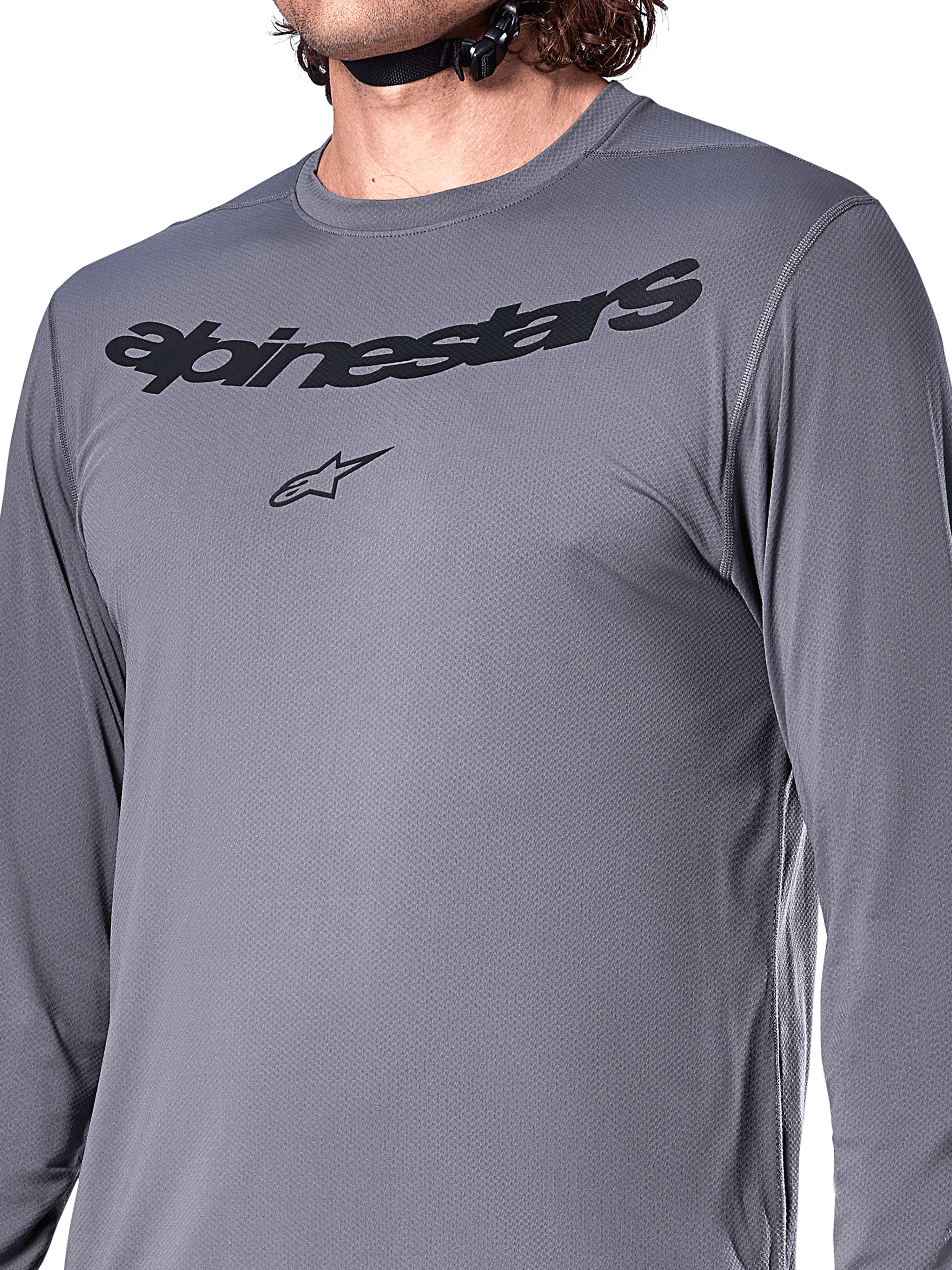 Alpinestars A-Dura Rocker Long Sleeve Jersey, grigio scuro, primo piano del petto con scritta Alpinestars e logo a stella neri, materiale jacquard poliestere-spandex, abbigliamento tecnico da mountain bike