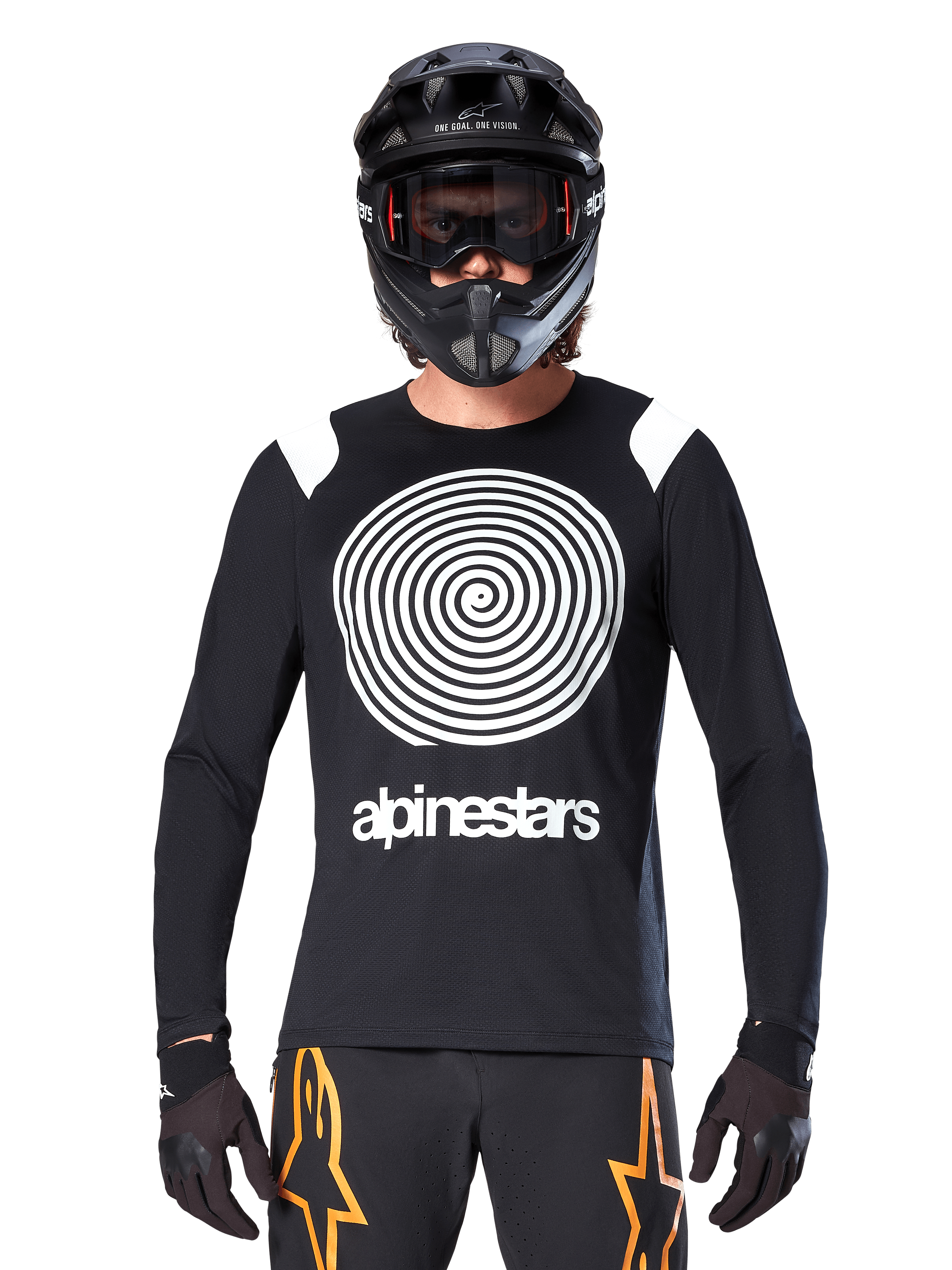 Maglia a maniche lunghe Alpinestars A-Supra Oscar, nera con grafica a spirale bianca e dettagli sulle spalle, indossata da un pilota con casco integrale nero e maschera, pantaloni neri e arancioni, abbigliamento tecnico da ciclismo per MTB gravity