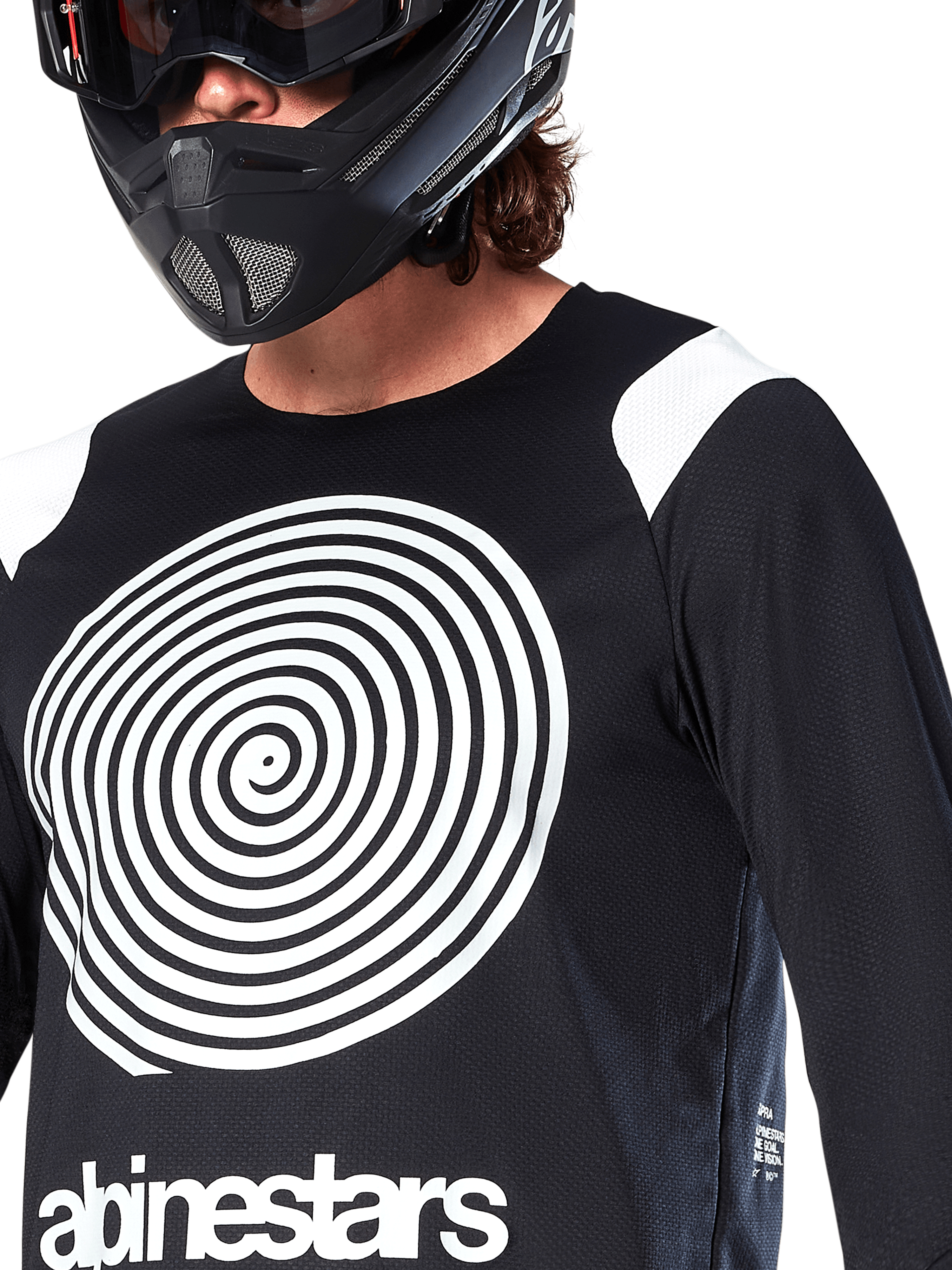 Alpinestars A-Supra Oscar Jersey, maglia a maniche lunghe, nero, con grande grafica a spirale Oscar bianca sul petto e logo del brand, indossata da un rider con casco integrale nero e maschera, abbigliamento tecnico da mountain bike per il gravity