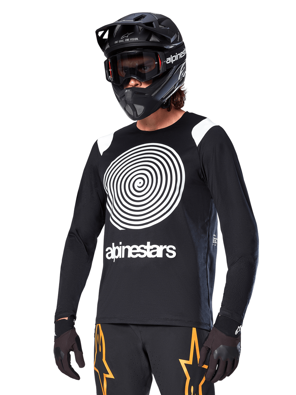 Alpinestars Maglia A-Supra Oscar a maniche lunghe, maglia da ciclismo MTB, nero e bianco, con un audace design a spirale bianca e logo Alpinestars sul petto, indossata con casco integrale nero e maschera, abbigliamento tecnico per mountain bike