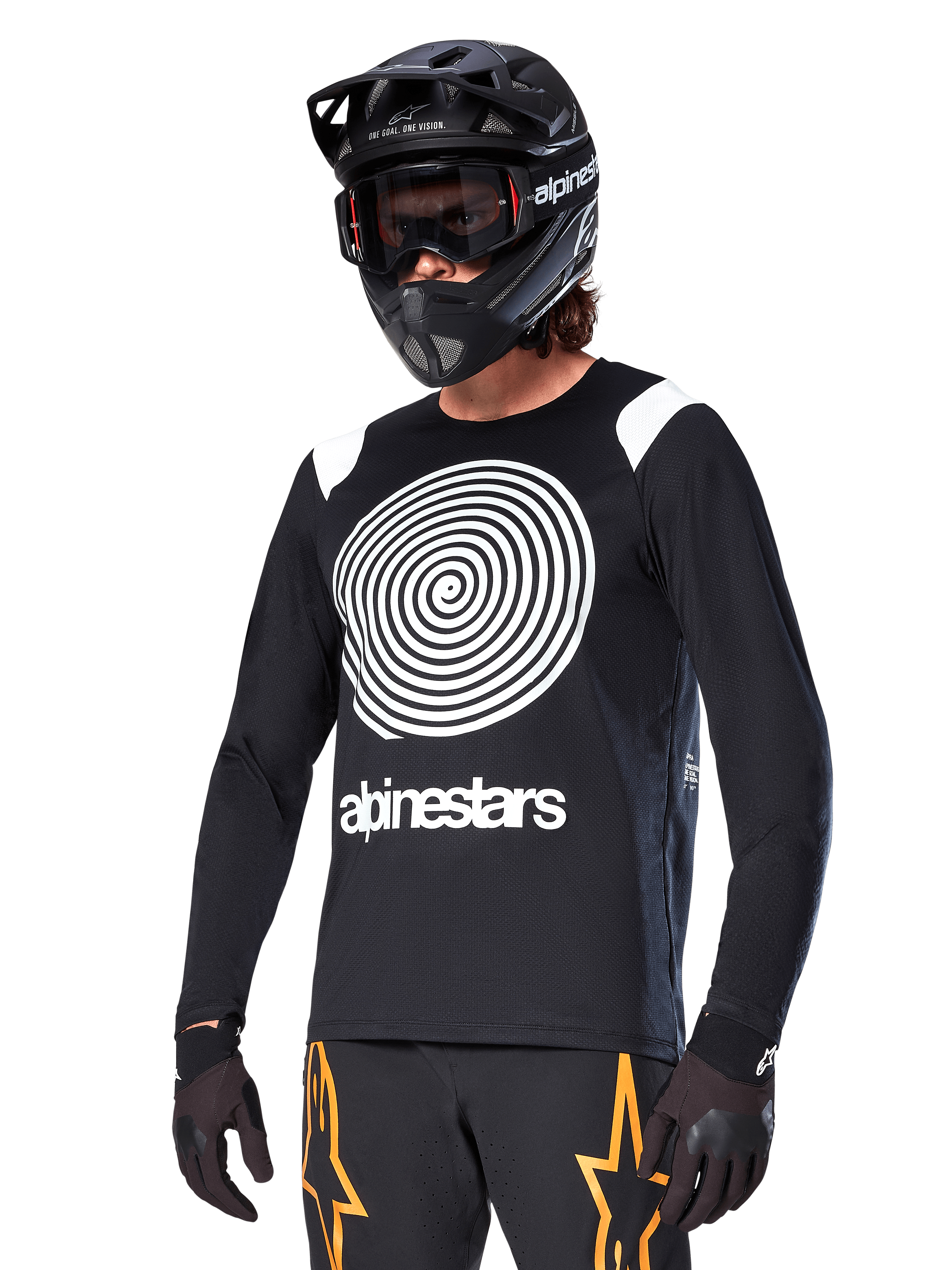Alpinestars Maglia A-Supra Oscar a maniche lunghe, maglia da ciclismo MTB, nero e bianco, con un audace design a spirale bianca e logo Alpinestars sul petto, indossata con casco integrale nero e maschera, abbigliamento tecnico per mountain bike