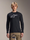Alpinestars Maglia A-Dura Astar a maniche lunghe, nera con logo Astars argento sul petto, indossata da un modello con pantaloni mimetici, abbigliamento tecnico casual per mountain bike